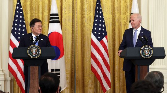 문재인 대통령과 조 바이든 미국 대통령이 21일 (현지시간) 백악관에서 정상회담 후 공동기자회견을 하고 있다. 연합뉴스.